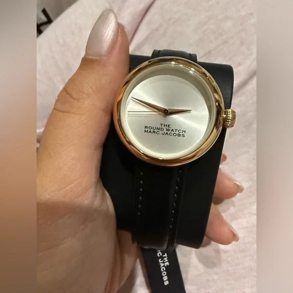 Marc Jacobs The Round Watch Black and Gold Watch